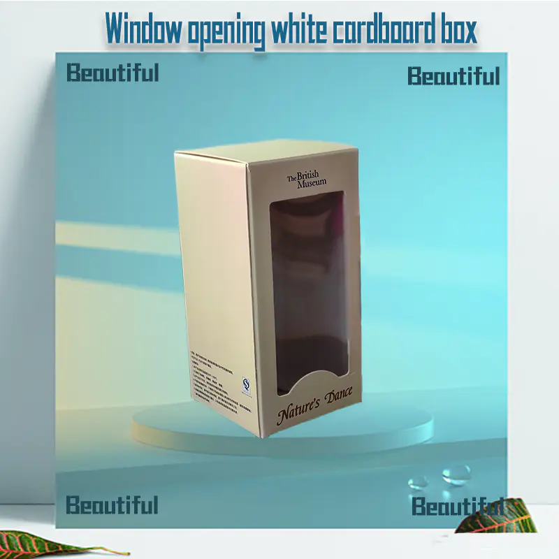 Janela abrindo caixa de papelão branco